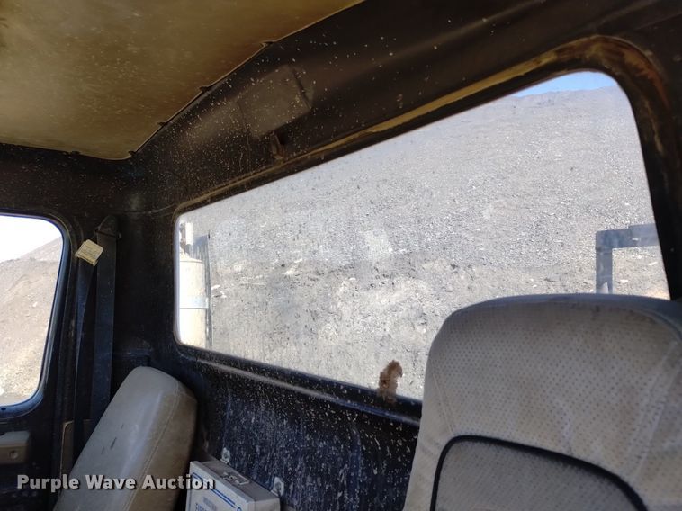 image for item DQ6086 1989 International 4900 utility / service truck