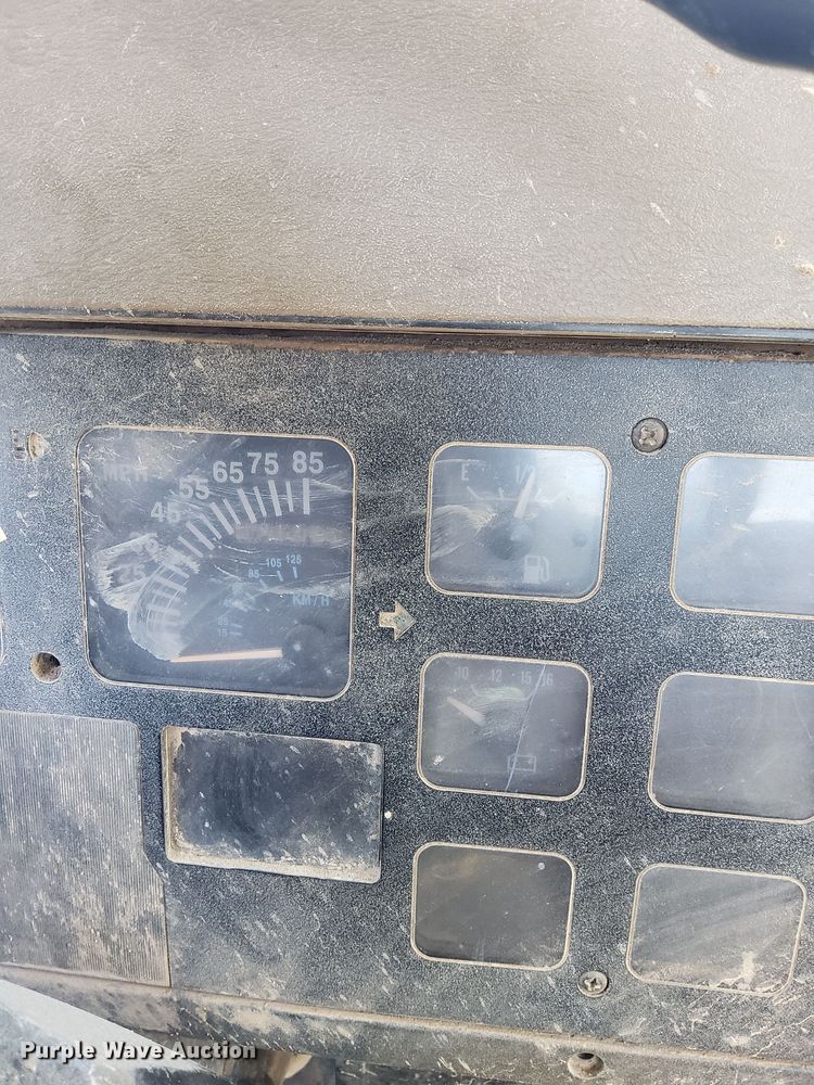 image for item DQ6086 1989 International 4900 utility / service truck