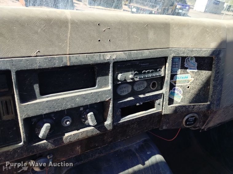 image for item DQ6086 1989 International 4900 utility / service truck