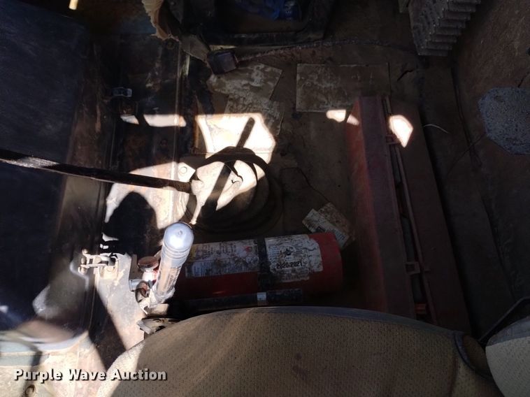 image for item DQ6086 1989 International 4900 utility / service truck