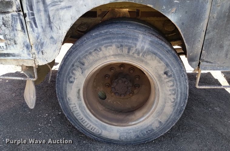 image for item DQ6086 1989 International 4900 utility / service truck