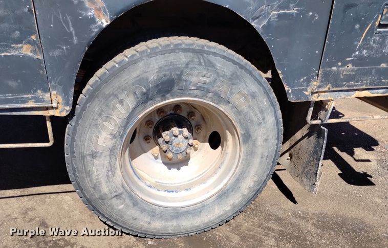 image for item DQ6086 1989 International 4900 utility / service truck