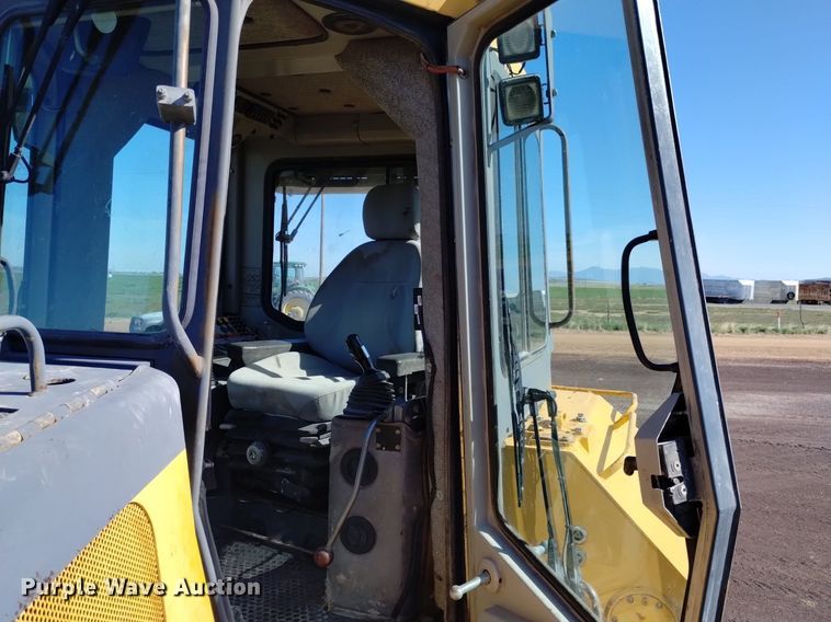 image for item DQ6092 2004 John Deere 1050C dozer