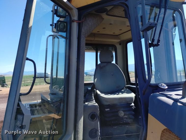 image for item DQ6092 2004 John Deere 1050C dozer