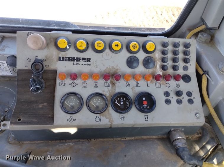 image for item DQ6092 2004 John Deere 1050C dozer