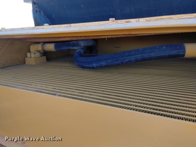 image for item DQ6092 2004 John Deere 1050C dozer