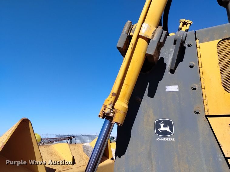 image for item DQ6092 2004 John Deere 1050C dozer