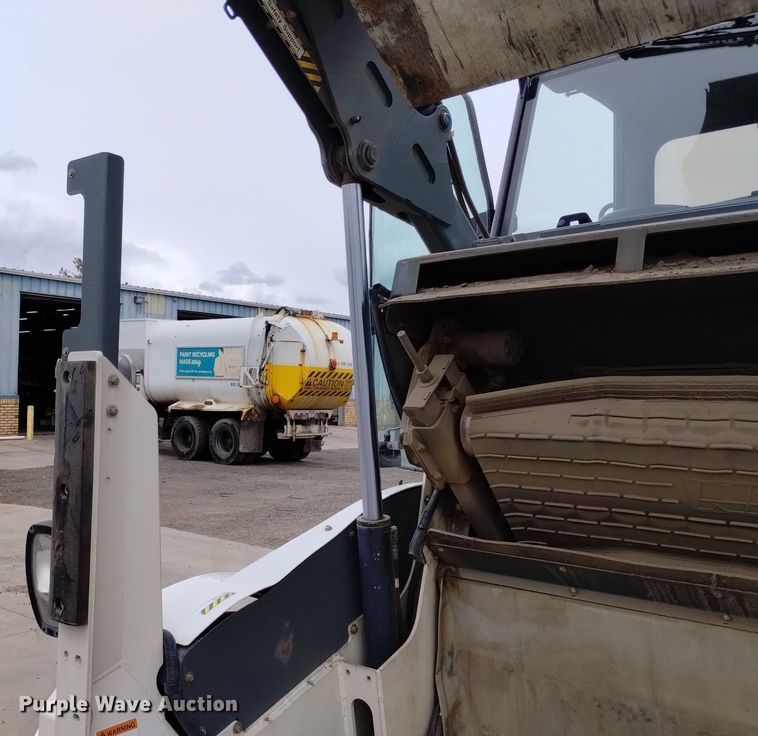 image for item DQ6105 2012 Elgin  Pelican NR 2000 street sweeper