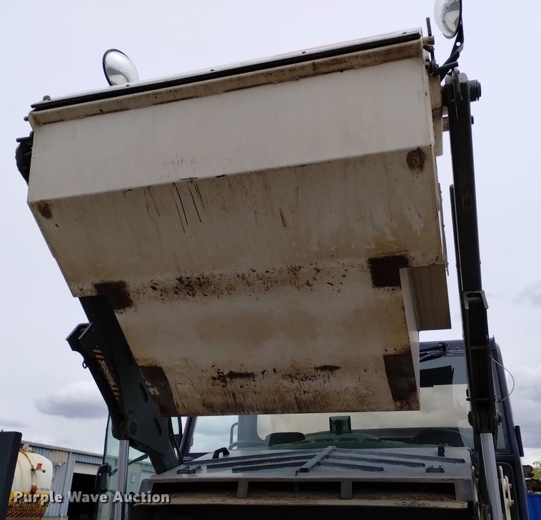 image for item DQ6105 2012 Elgin  Pelican NR 2000 street sweeper