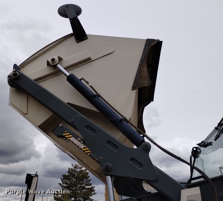 image for item DQ6105 2012 Elgin  Pelican NR 2000 street sweeper