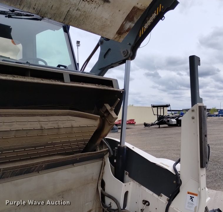 image for item DQ6105 2012 Elgin  Pelican NR 2000 street sweeper