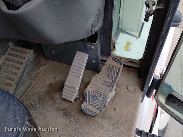 image for item DQ6105 2012 Elgin  Pelican NR 2000 street sweeper