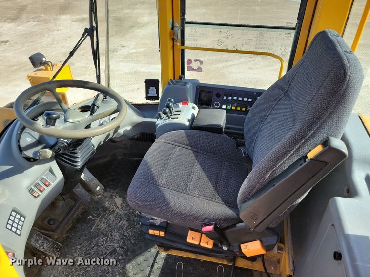 image for item DR4294 2002 Volvo L90D wheel loader