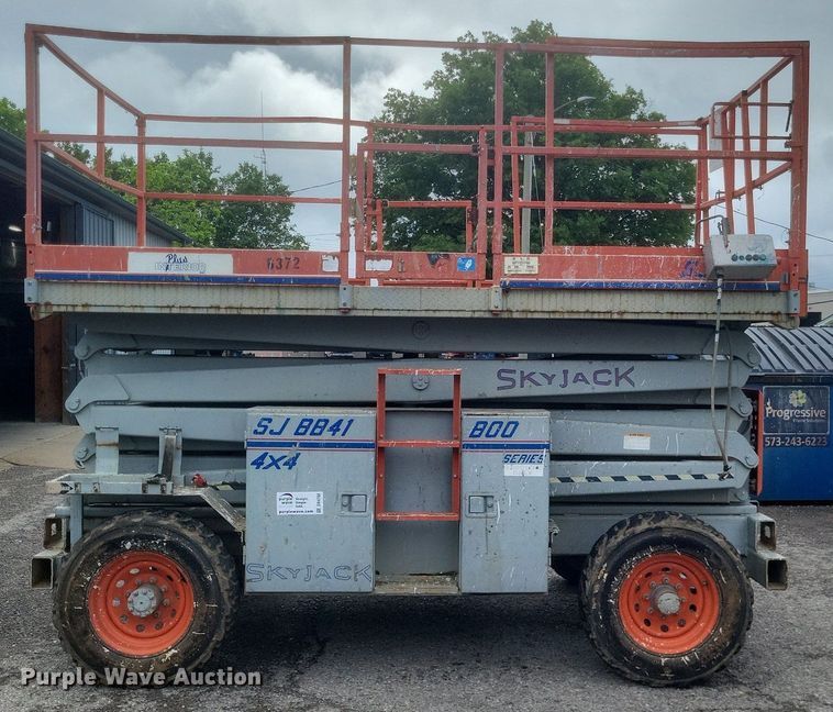 image for item DR4766 2000 SkyJack SJ8841 800 Series scissor lift