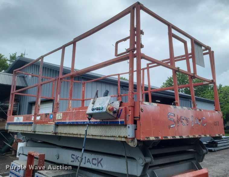 image for item DR4766 2000 SkyJack SJ8841 800 Series scissor lift