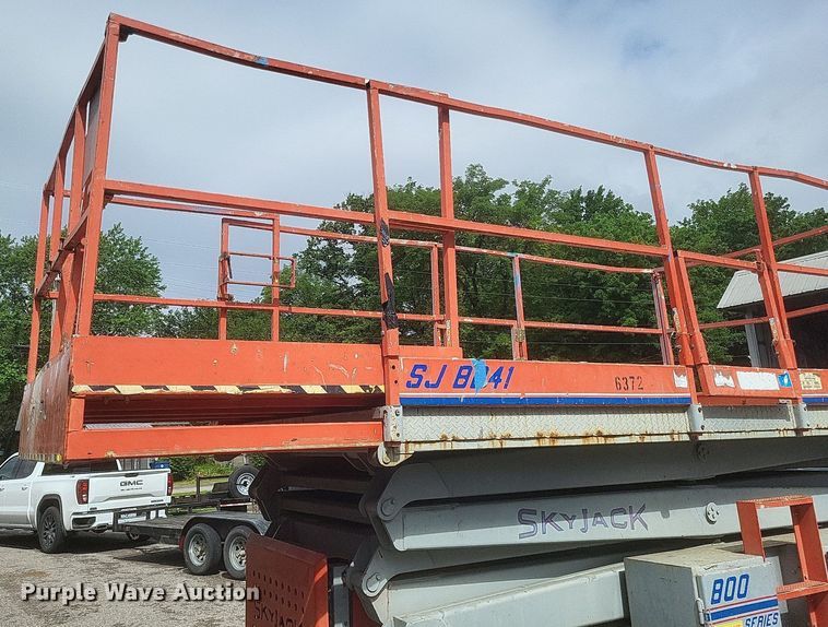 image for item DR4766 2000 SkyJack SJ8841 800 Series scissor lift