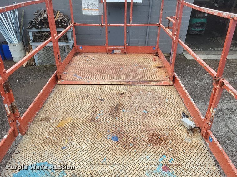 image for item DR4766 2000 SkyJack SJ8841 800 Series scissor lift