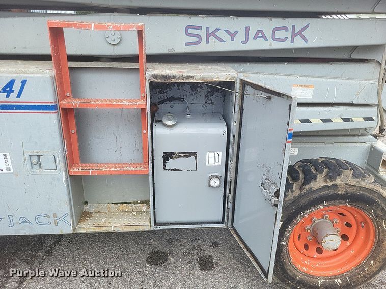 image for item DR4766 2000 SkyJack SJ8841 800 Series scissor lift