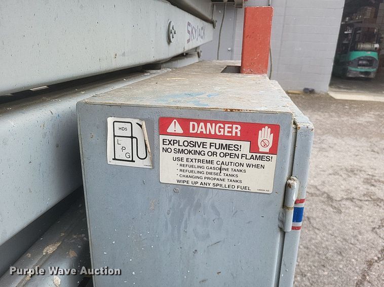 image for item DR4766 2000 SkyJack SJ8841 800 Series scissor lift