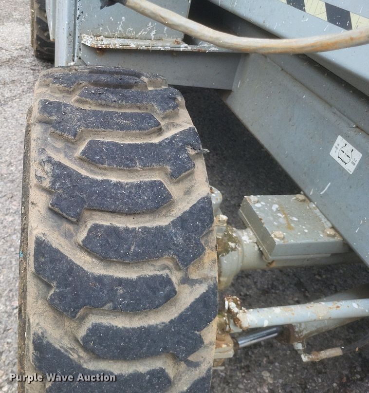 image for item DR4766 2000 SkyJack SJ8841 800 Series scissor lift