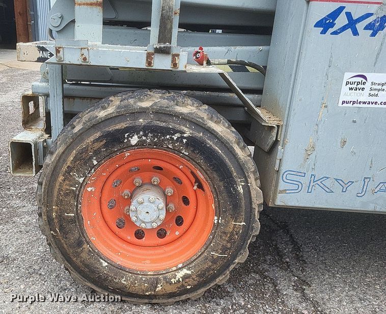 image for item DR4766 2000 SkyJack SJ8841 800 Series scissor lift