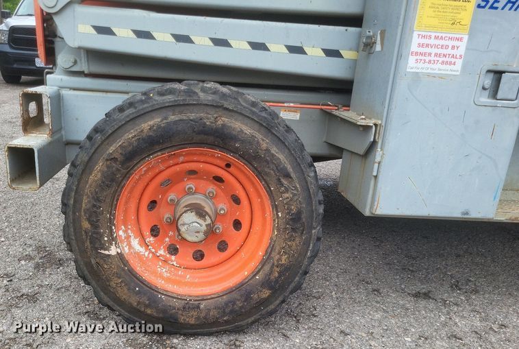 image for item DR4766 2000 SkyJack SJ8841 800 Series scissor lift