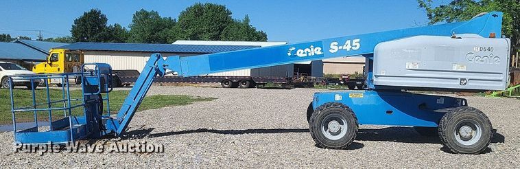 image for item DR4774 2005 Genie S-45 boom lift