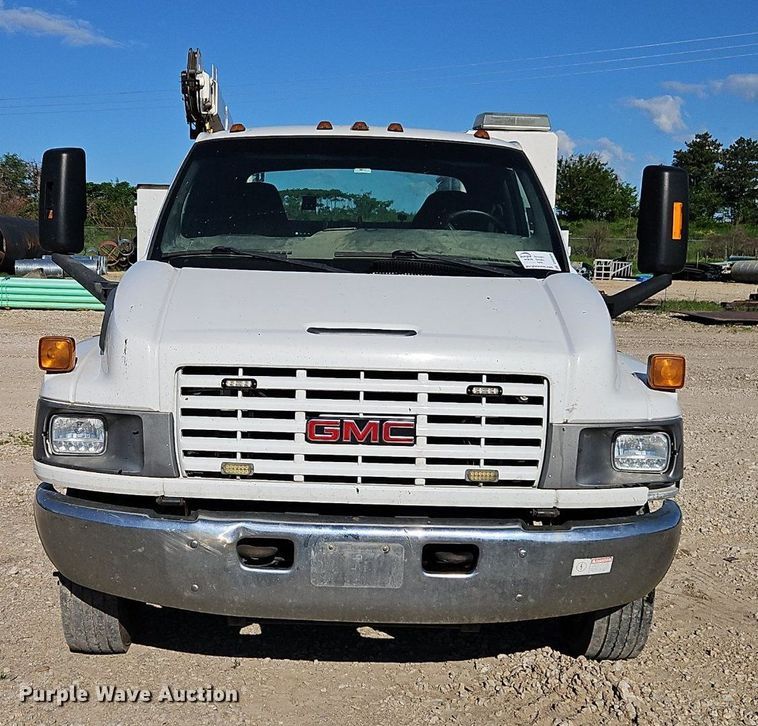image for item DR8589 2006 GMC C5500 utility / service truck