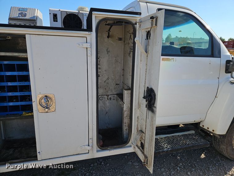 image for item DR8589 2006 GMC C5500 utility / service truck