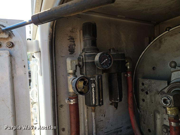 image for item DR8589 2006 GMC C5500 utility / service truck