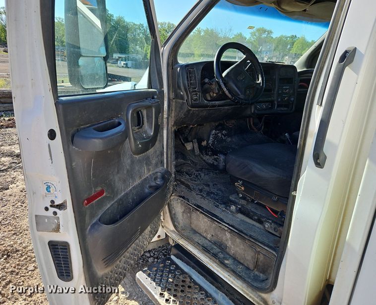 image for item DR8589 2006 GMC C5500 utility / service truck