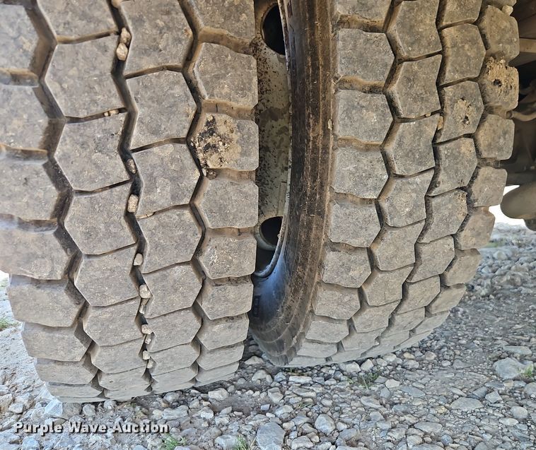 image for item DR8589 2006 GMC C5500 utility / service truck