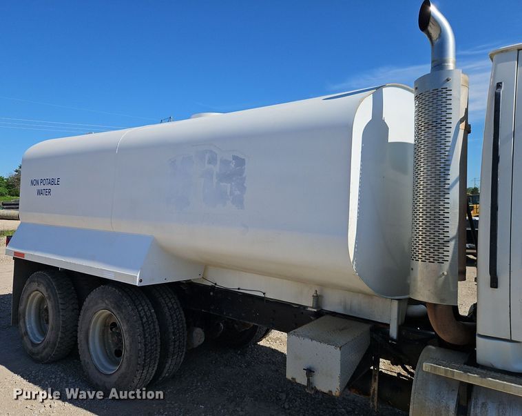 image for item DR8590 2000 Sterling  A9500 water truck