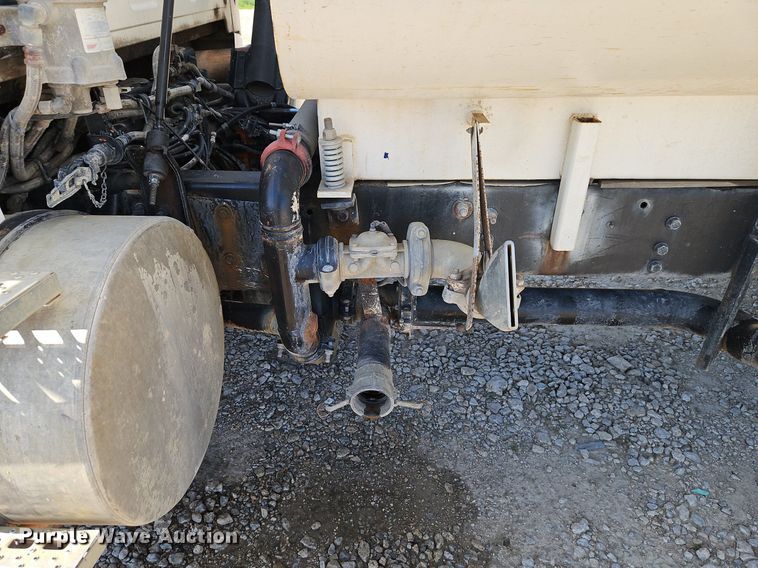 image for item DR8590 2000 Sterling  A9500 water truck