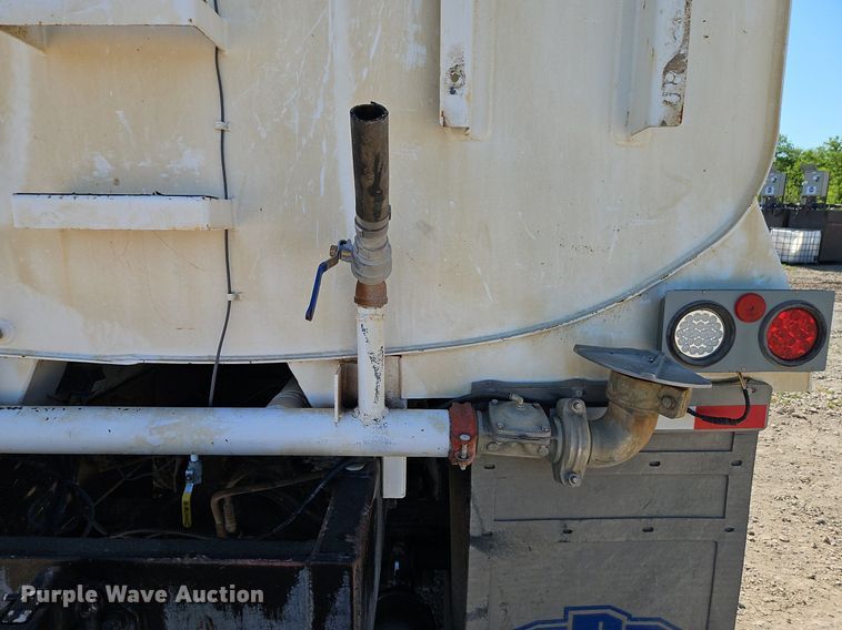 image for item DR8590 2000 Sterling  A9500 water truck