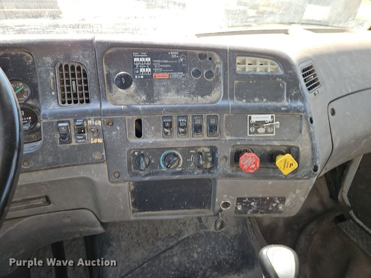 image for item DR8590 2000 Sterling  A9500 water truck