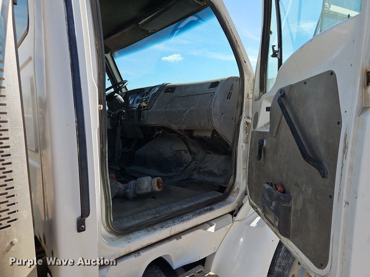 image for item DR8590 2000 Sterling  A9500 water truck