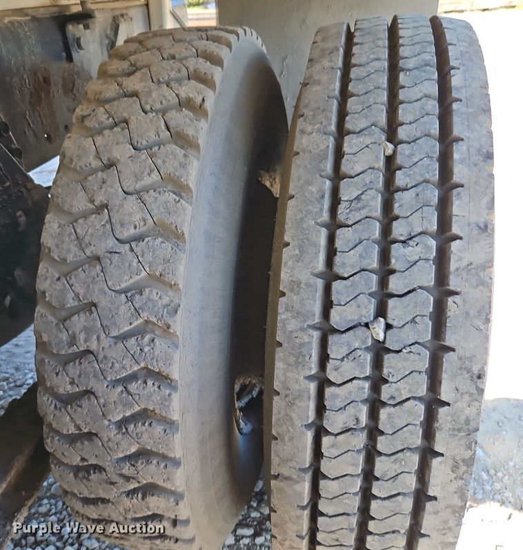 image for item DR8590 2000 Sterling  A9500 water truck