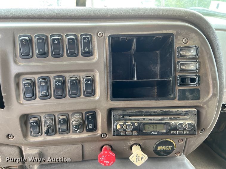 image for item DS3014 2006 Mack CXN613 dump truck