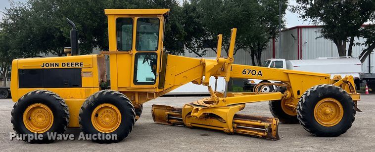 image for item DS3026 1984 John Deere 670A motor grader