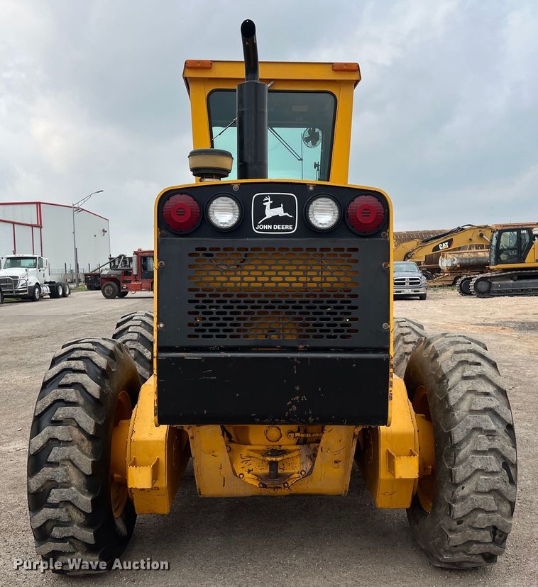 image for item DS3026 1984 John Deere 670A motor grader