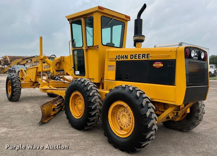 image for item DS3026 1984 John Deere 670A motor grader