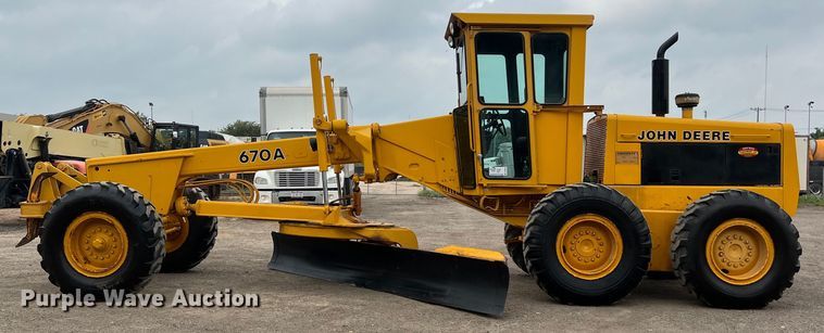 image for item DS3026 1984 John Deere 670A motor grader