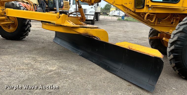 image for item DS3026 1984 John Deere 670A motor grader