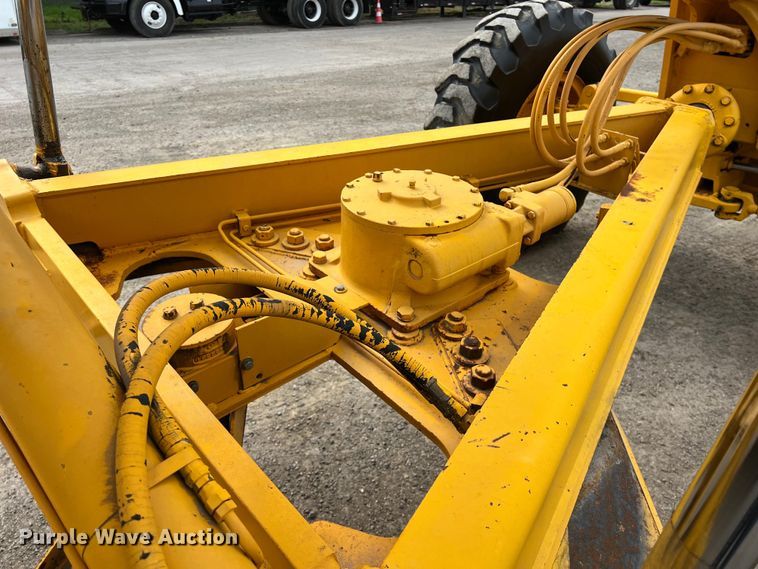 image for item DS3026 1984 John Deere 670A motor grader