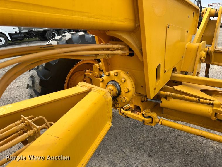 image for item DS3026 1984 John Deere 670A motor grader