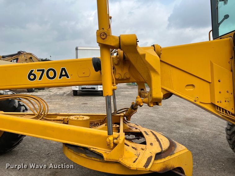 image for item DS3026 1984 John Deere 670A motor grader