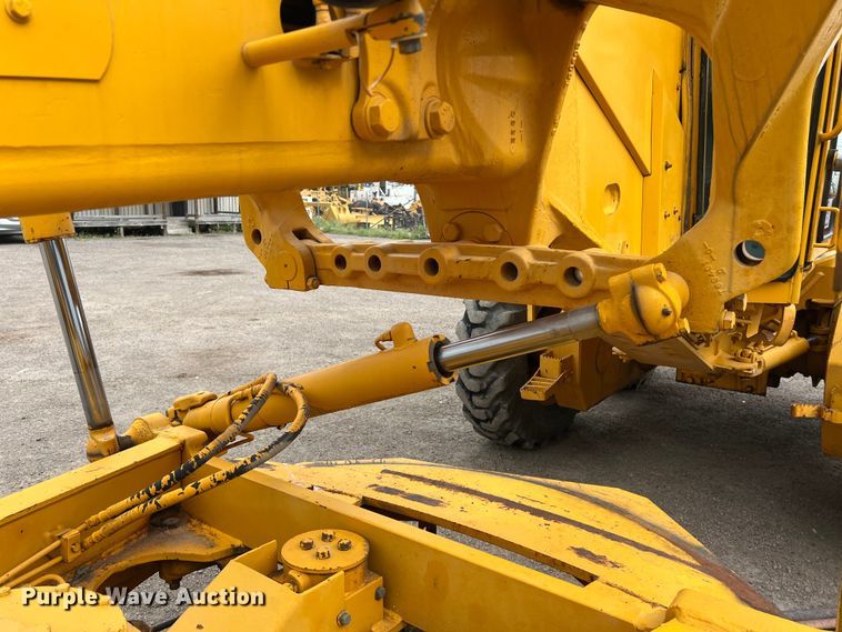 image for item DS3026 1984 John Deere 670A motor grader