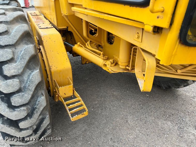 image for item DS3026 1984 John Deere 670A motor grader