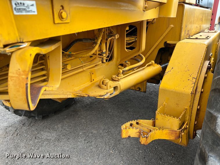 image for item DS3026 1984 John Deere 670A motor grader